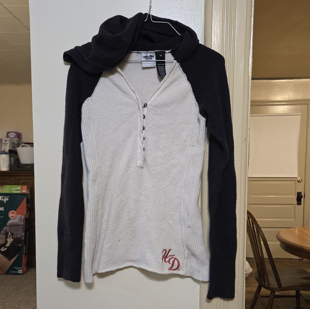 Women's Harley Davidson embroidered hooded sweater sz medium in great condition